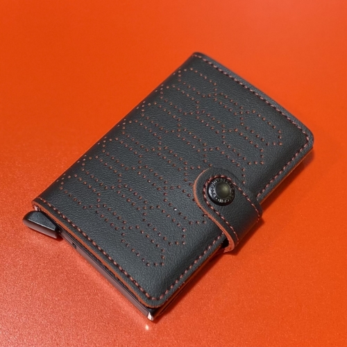 「SECRID」スマート財布ならではのデザインを楽しむ