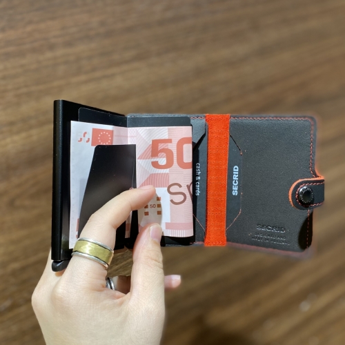 「SECRID」スマート財布ならではのデザインを楽しむ