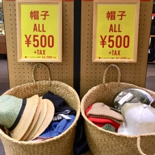 帽子が500円、大好評です！