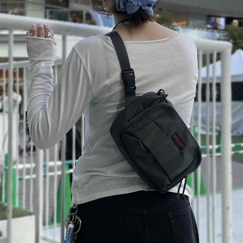 【BRIEFING】小ぶりながらの必需品がすっぽり入るショルダーバッグ