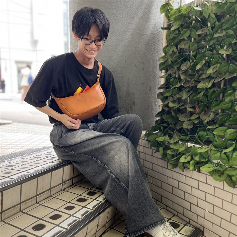 【DOCHE】三日月型のレザーショルダーバッグ！