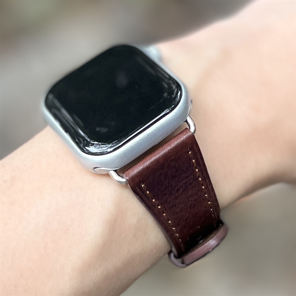 【KUROCURRANT／クロカラント】  秋のコーデにもおすすめ！レザー仕様のApplewatchをご紹介します！