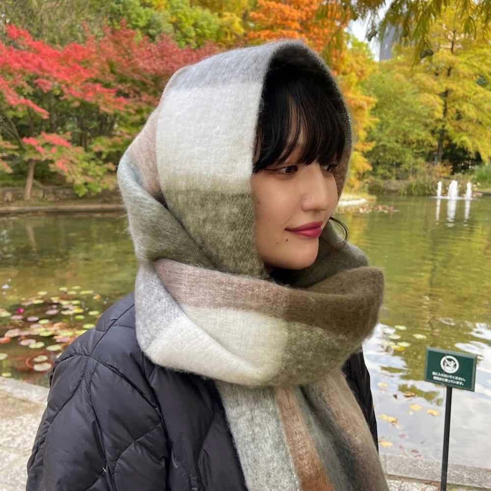 【eme/エム】ボリューミーなマフラーで首元を華やかに！