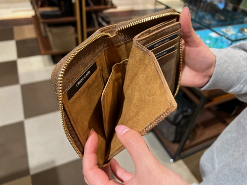 「ミドル財布」革好きにはたまらない革質です。