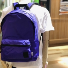 意外と合わせ易い紫のバッグ