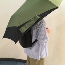 後ろに広がり、大切なバッグを雨から守る傘【Wpc. 折りたたみ傘】