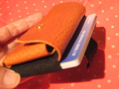 コンパクトなレザー財布